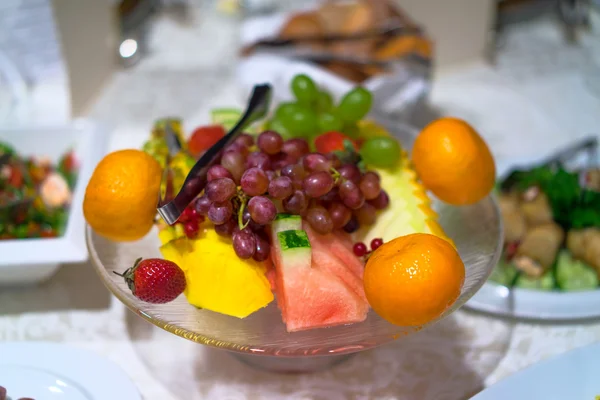 Prato com frutas na mesa — Fotografia de Stock