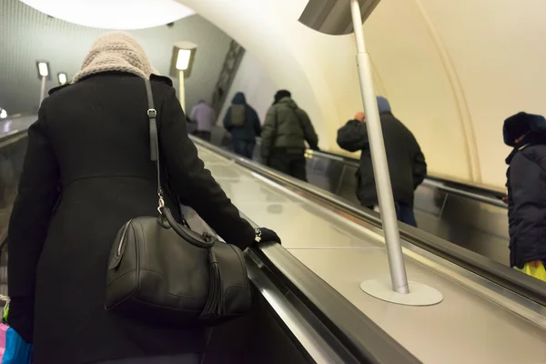 Visão traseira das pessoas na escada rolante do metrô — Fotografia de Stock