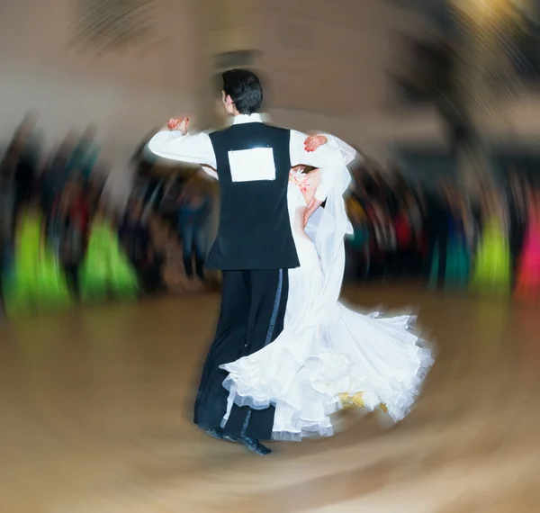 Casal Ballroom dançarinos dançando valsa vista traseira — Fotografia de Stock