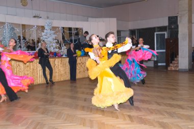 Moskova, Aralık 21,2014: tanımlanamayan profesyonel dans çift 21 Aralık 2014 yılında balo salonu rekabet yetişkin Standart program Moskova'da gerçekleştirir