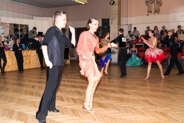 Moscou, 21 décembre 2014 : Un couple de danseurs professionnels non identifiés participe à un programme latino-américain pour adultes dans le cadre d'une compétition de danse de salon le 21 décembre 2014 à Moscou — Photo