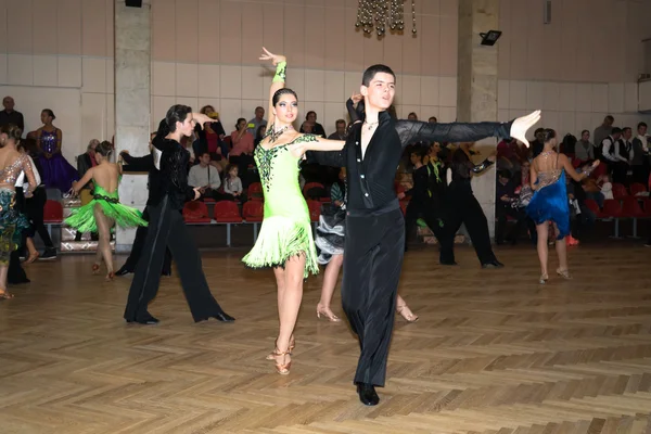 Moscou, 21 décembre 2014 : Un couple de danseurs professionnels non identifiés participe à un programme latino-américain pour adultes dans le cadre d'une compétition de danse de salon le 21 décembre 2014 à Moscou — Photo