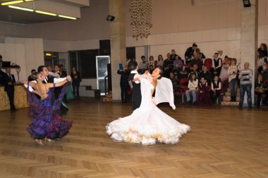 Moskova, Aralık 21,2014: tanımlanamayan profesyonel dans çift 21 Aralık 2014 yılında balo salonu rekabet yetişkin standart program Moskova'da gerçekleştirir