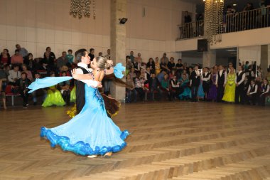 Moskova, Aralık 21,2014: tanımlanamayan profesyonel dans çift 21 Aralık 2014 yılında balo salonu rekabet yetişkin standart program Moskova'da gerçekleştirir