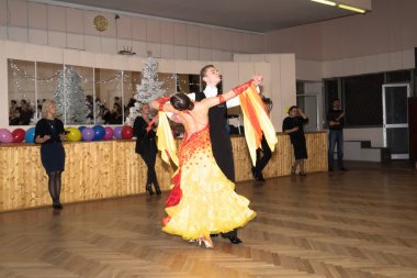 Moskova, Aralık 21,2014: tanımlanamayan profesyonel dans çift 21 Aralık 2014 yılında balo salonu rekabet yetişkin standart program Moskova'da gerçekleştirir
