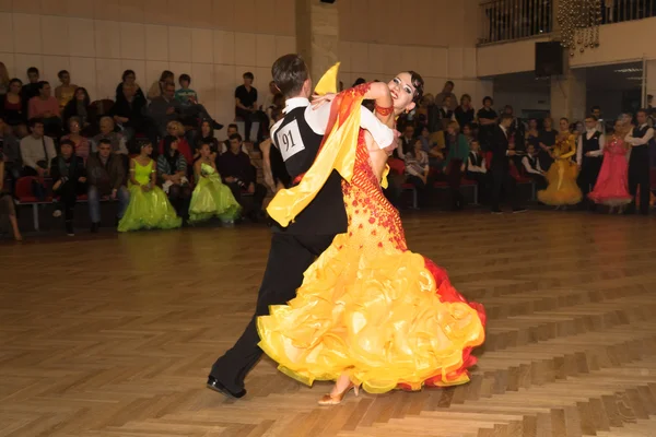 Moscou, 21 de dezembro de 2014: Casal de dança profissional não identificado realiza programa Adult Standard em Competição de Salão de Baile em 21 de dezembro de 2014 em Moscou — Fotografia de Stock