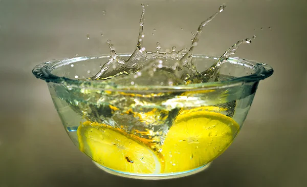 Twee citroen segmenten die vallen in het water — Stockfoto