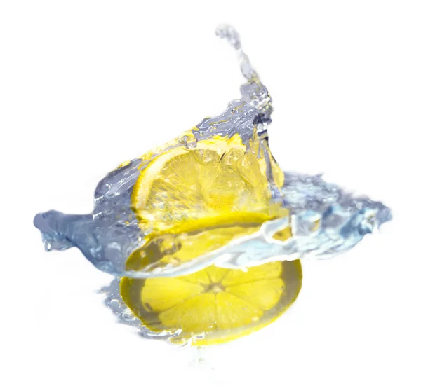 落入水中孤立的白色背景上的两个柠檬片 — 图库照片