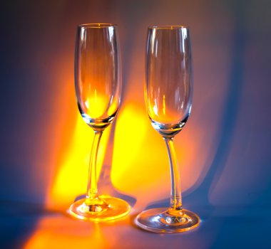 İki boş asma gözlük renkli gölgeler arka plan üzerinde