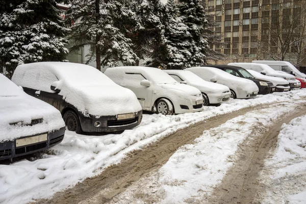 Neve carros cobertos na rua — Fotografia de Stock