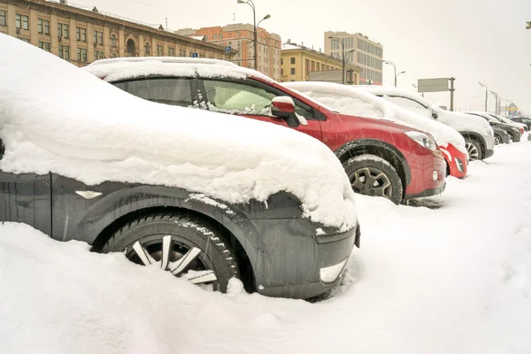 Neve coberto carros na rua no estacionamento — Fotografia de Stock