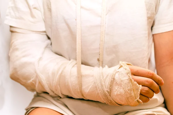 Bandage médicinal sur coude blessé — Photo