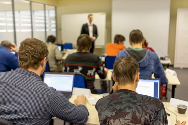 Les gens assis à l'arrière à la classe de formation informatique — Photo