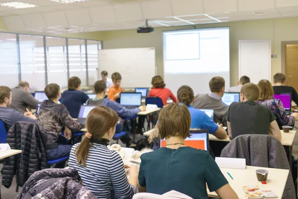 Gente sentada atrás en la clase de entrenamiento informático —  Fotos de Stock