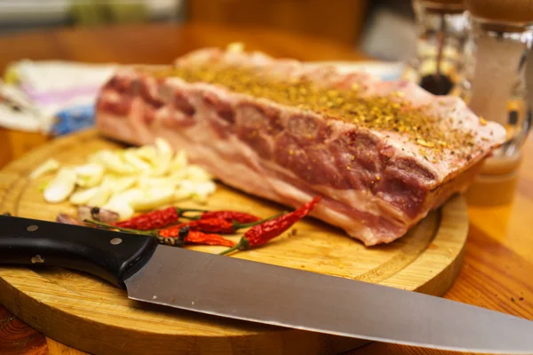 Friss sertéshús bordák, hús pácolt, sült a fólia fokhagymával készített — Stock Fotó