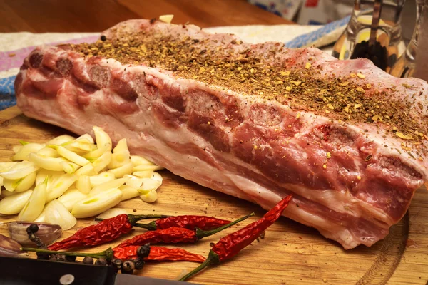 Friss sertéshús bordák, hús pácolt, sült a fólia fokhagymával készített — Stock Fotó