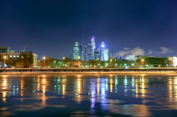 Moscú rascacielos de la ciudad por la noche de invierno —  Fotos de Stock