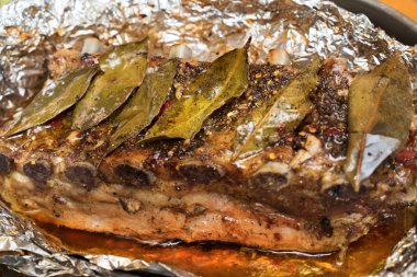 Mangalda ızgara kaburga sıcak baharatlarla terbiyeli ve defne yaprakları bir folyo üzerinde döşeme yakın çekim