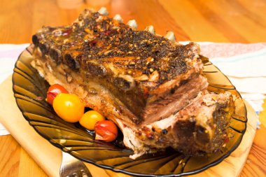 Mangalda ızgara kaburga sıcak baharatlarla terbiyeli ve defne kadar yakın bırakır
