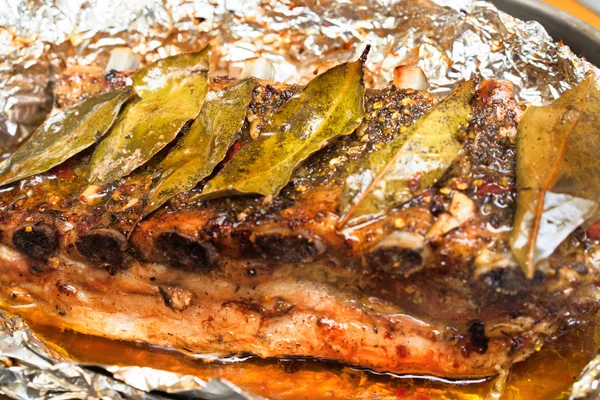 Côtes grillées au barbecue assaisonnées d'épices chaudes et de feuilles de laurier — Photo