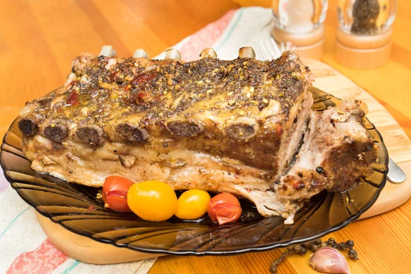 Costillas a la parrilla asadas sazonadas con especias calientes y hojas de laurel de cerca —  Fotos de Stock