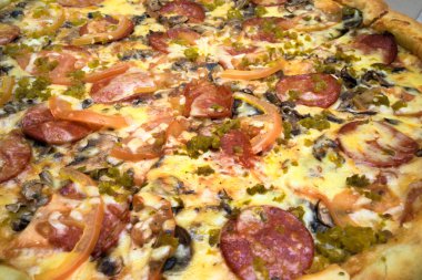 Sosis, domates ve ıspanak pizza görünümü kapatın