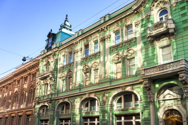 Grön byggnad på Ilyinka gatan i Moskva, Ryssland — Stockfoto