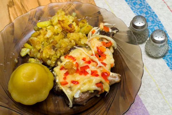 Freír la carne debajo del queso con patata y vieira en vinagre en el plato —  Fotos de Stock