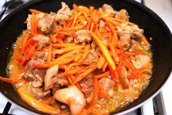 Restaurante cozinhar carne com cenoura na frigideira — Fotografia de Stock