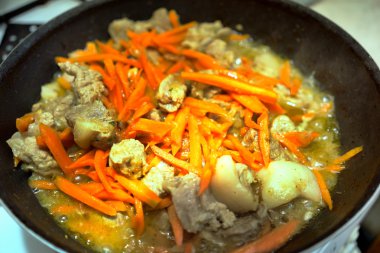 Et kızartma tavası havuç ile pişirme