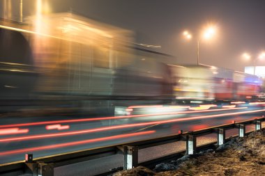 Moskova otomobil çevre yolu (Mkad sokak gece trafik tıkanıklığı kavramı)