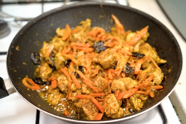 Cozinhar carne com cenoura na frigideira — Fotografia de Stock