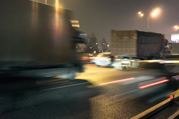 Concept d'obstruction dans la rue de la circulation de nuit au périphérique automobile de Moscou (MKAD ) — Photo