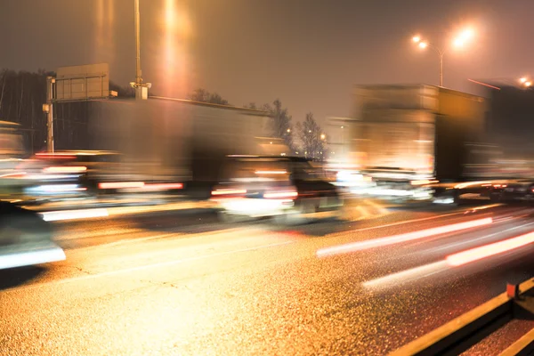 Obstrukce koncept v ulici na moskevské automobilové Ring Road (Mkad noční provoz) — Stock fotografie