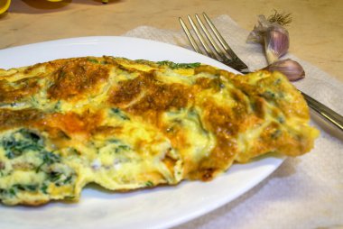 Tabak, çatal ve garlik tarafında dereotu ile lezzetli omlet