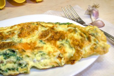 Tabak, çatal ve garlik tarafında dereotu ile lezzetli omlet