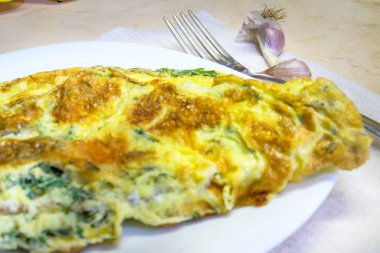 Tabak, çatal ve garlik tarafında dereotu ile lezzetli omlet