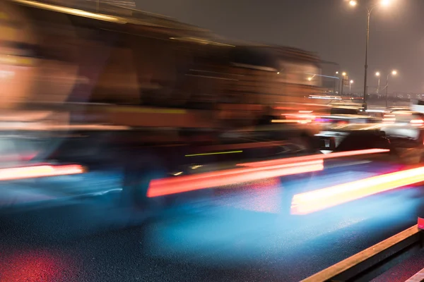 Obstrukce koncept v ulici na moskevské automobilové Ring Road (Mkad noční provoz) — Stock fotografie