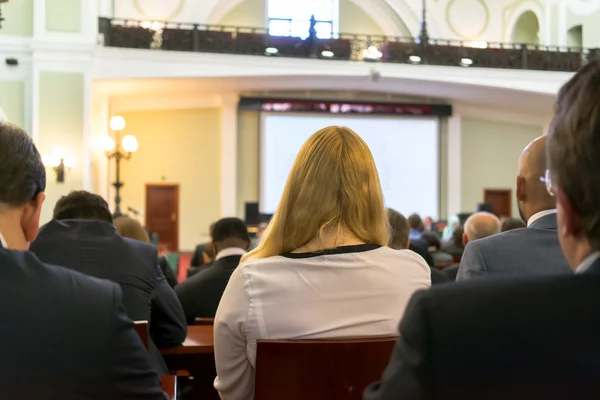 Emberek ülnek a hátsó az üzleti konferencia — Stock Fotó