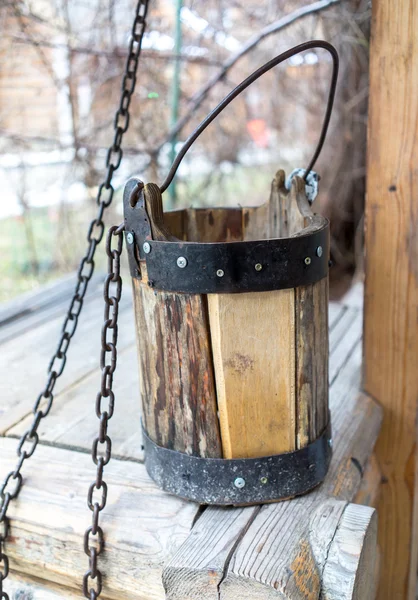 Detail of old draw well with wooden bucket on a metal chain close up view in Izmailovo Kremlin, Moscow, Russia — Stock Photo, Image