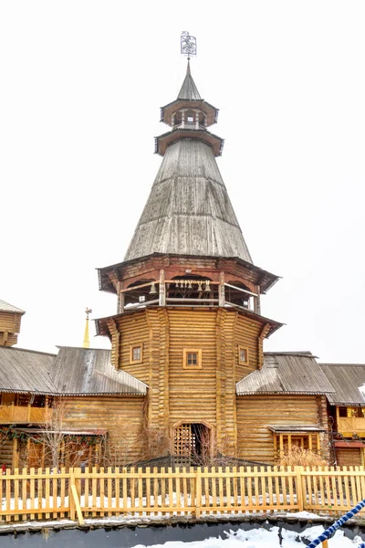 Houten toren in amusementscentrum Kremlin in Izmailovo, Moskou, Rusland — Stockfoto