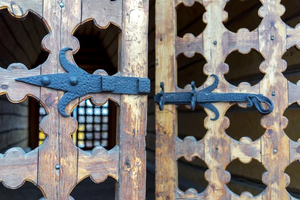 Alte Holztür mit rostigem Metallscharnier — Stockfoto