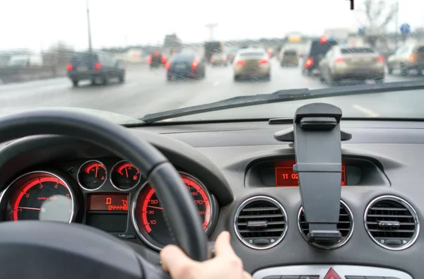 View from inside car. Natural light. Street and other cars is motion blurred. Rain on a car window. — Stock Photo, Image