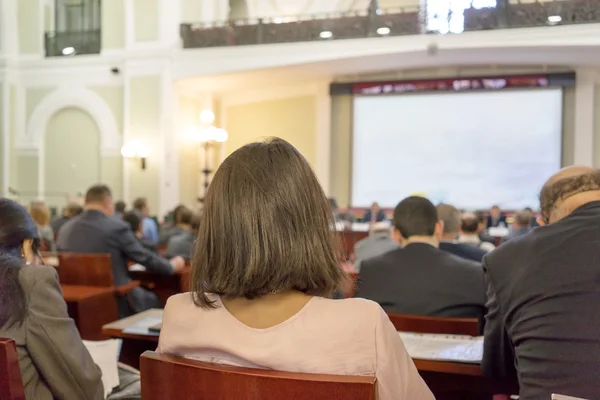 Gente sentada atrás en la conferencia de negocios —  Fotos de Stock