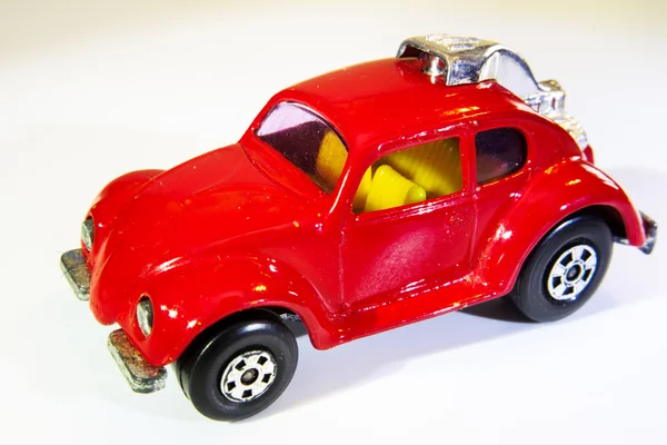 Gammal röd bil leksak isolerad på vit — Stockfoto