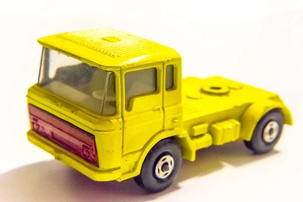 Juguete camión amarillo aislado sobre fondo blanco — Foto de Stock
