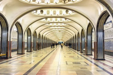 Moskova - 21 Mart: Metro istasyonu'na 21 Mart 2015 tarihinde Mayakovskaya Moskova, Rusya iç. Moskova metrosu dünyanın en işlek metro sistemidir