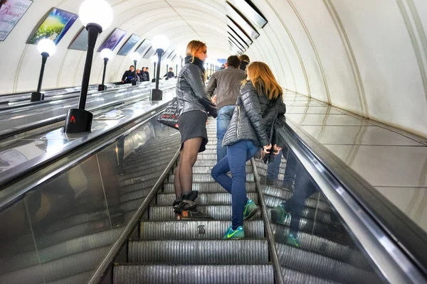 Moskva, Ryssland - 21 mars 2015: Människor på rulltrappan i tunnelbanan i Moskva, Ryssland. — Stockfoto