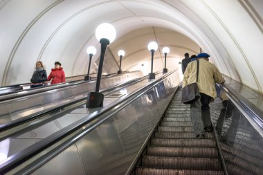 Moskova, Rusya - 21 Mart 2015: İnsanlar üzerinde yürüyen merdiven metro Moskova, Rusya.