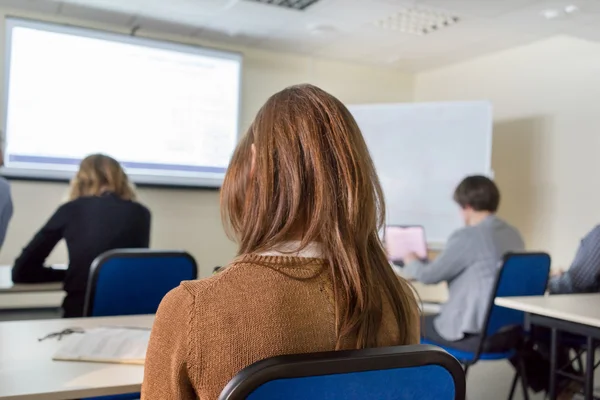 Personer som sitter bak på kontoren i klassen utbildning — Stockfoto